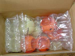 梱包材の隙間から見えるアレは…